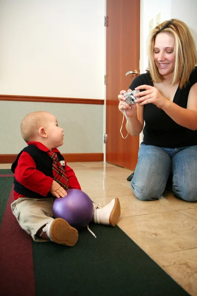 Mother Taking a Picture — Stock Photo, Image