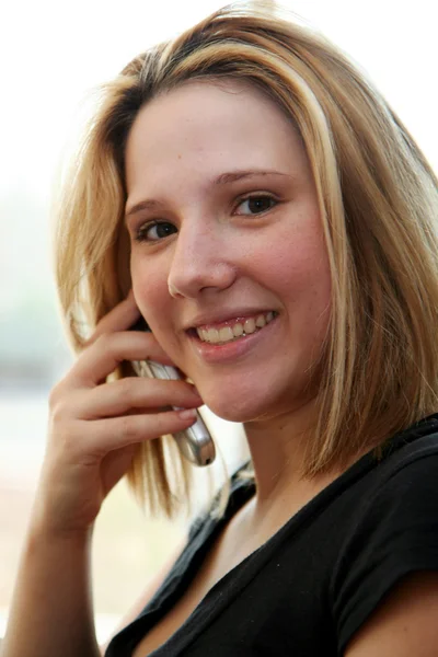 휴대 전화를 사용하는 여성 — 스톡 사진