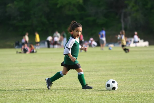 Jong meisje te voetballen — Stockfoto