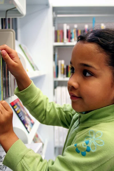 Criança na biblioteca — Fotografia de Stock