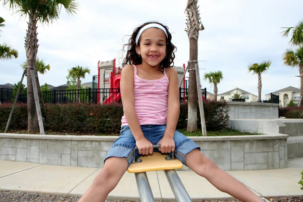 Молодая девушка на детской площадке — стоковое фото