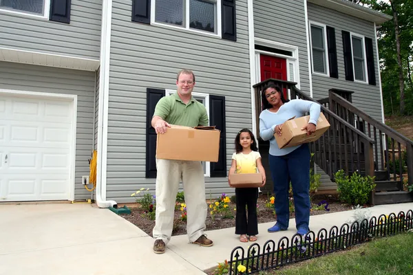 Een familie verhuizen naar een nieuw huis — Stockfoto