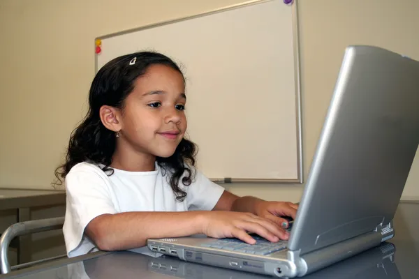 Barn på datorn — Stockfoto