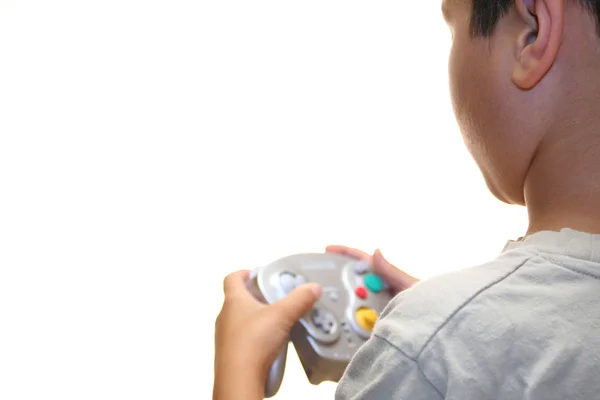 Мальчик играет в видеоигру — стоковое фото