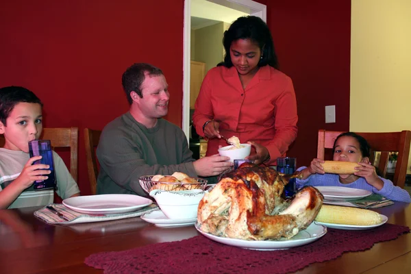 Семейный ужин в честь Дня благодарения — стоковое фото