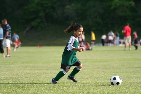Jeune fille jouant au football — Photo