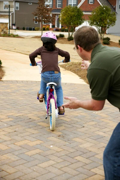 Aprender a andar de bicicleta — Fotografia de Stock