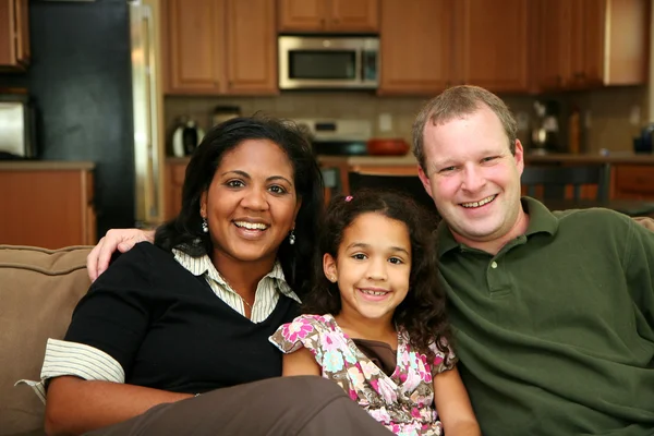 Famille interraciale — Photo