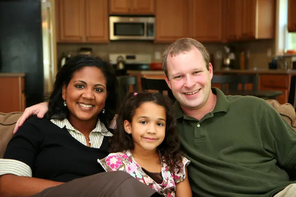 Interracial familj — Stockfoto