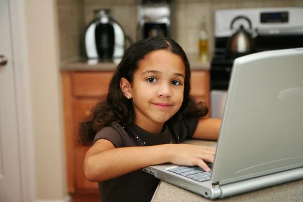Kind op computer — Stockfoto