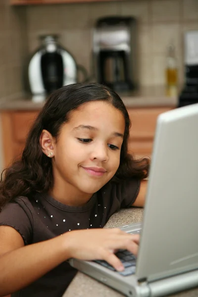 Criança no computador — Fotografia de Stock