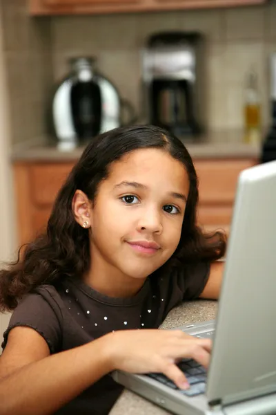 Bambino sul computer — Foto Stock