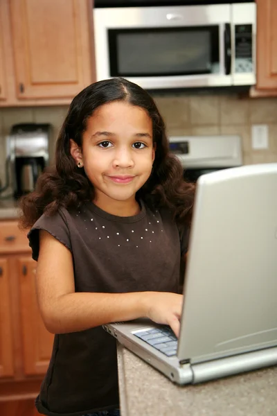 Kind op computer — Stockfoto