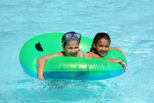 Flicka och en pojke i poolen — Stockfoto