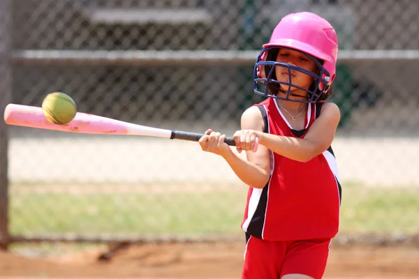 Mädchen spielt Softball — Stockfoto