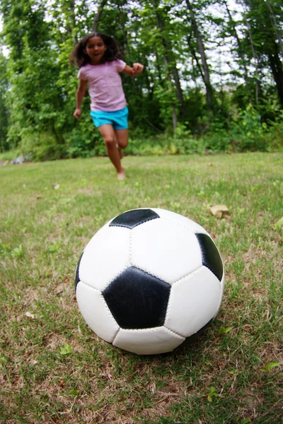 Девушка играет в футбол — стоковое фото