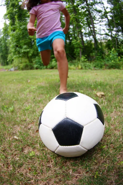 Kız futbol oynuyor. — Stok fotoğraf