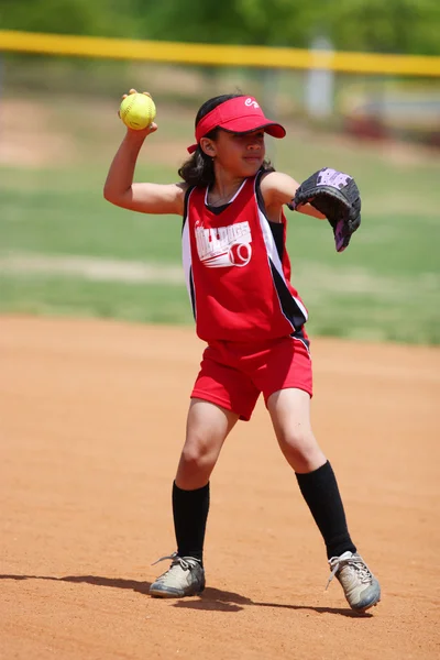Menina jogando softball — Fotografia de Stock