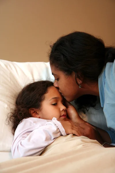 Maman tirant l'enfant dans son lit — Photo