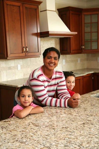 Familie in keuken — Stockfoto