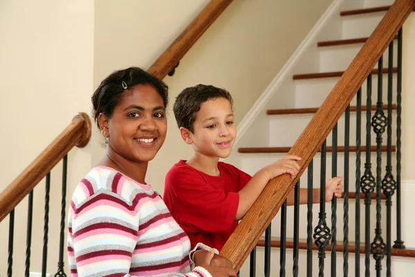 Moeder en kinderen op trap — Stockfoto