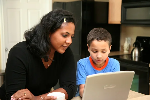 Family on Computer — Stock Photo, Image