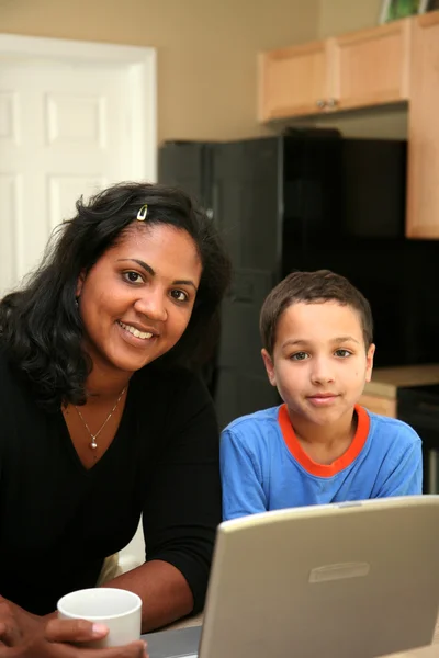 Family on Computer — Stock Photo, Image