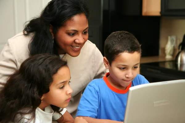 Family on Computer — Stock Photo, Image