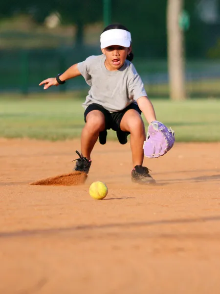 Giovane ragazza giocare softball — Foto Stock