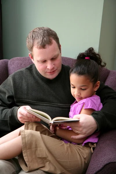 딸에 게 아버지 읽기 — 스톡 사진
