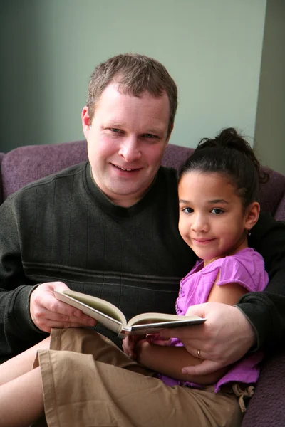 Батько читає дочці — стокове фото