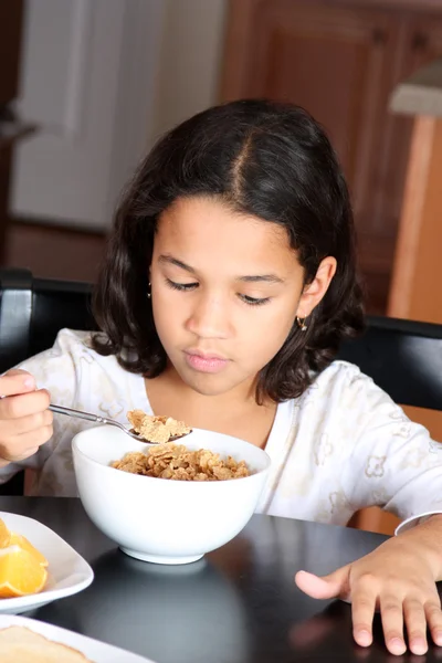 Chica comiendo cereal — Foto de Stock