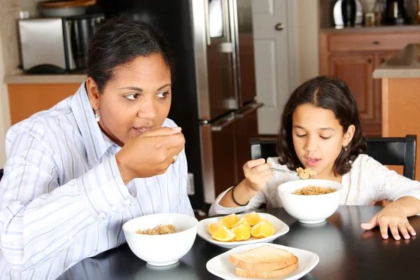 Familjen äter frukost — Stockfoto