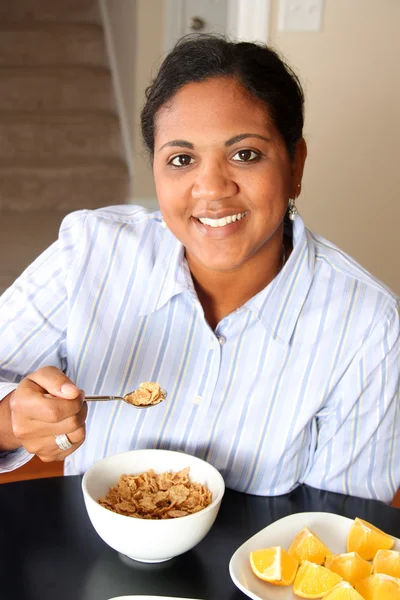 Жінка сім'ї харчування сніданок — стокове фото