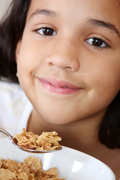 Dívku jíst obiloviny — Stock fotografie