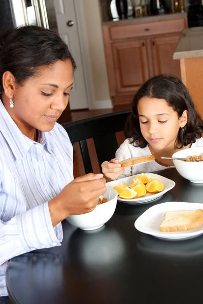 Familjen äter frukost — Stockfoto