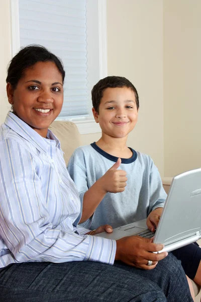 Kadın ve çocuk bilgisayar — Stok fotoğraf