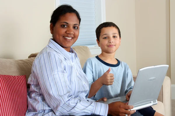 Mulher e menino no computador — Fotografia de Stock