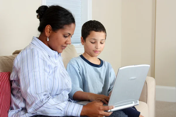 Kvinnan och pojken på dator — Stockfoto