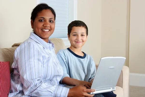 Mujer y niño en la computadora — Foto de Stock