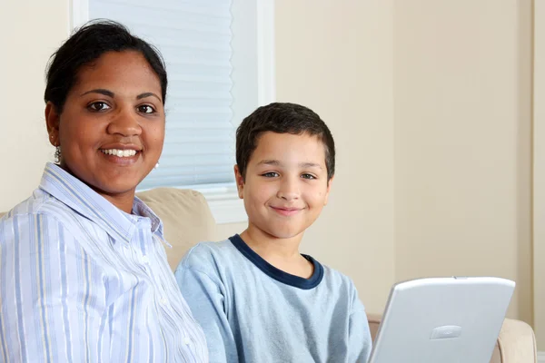 Žena a chlapec na počítači — Stock fotografie