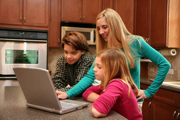 Familjen på dator — Stockfoto