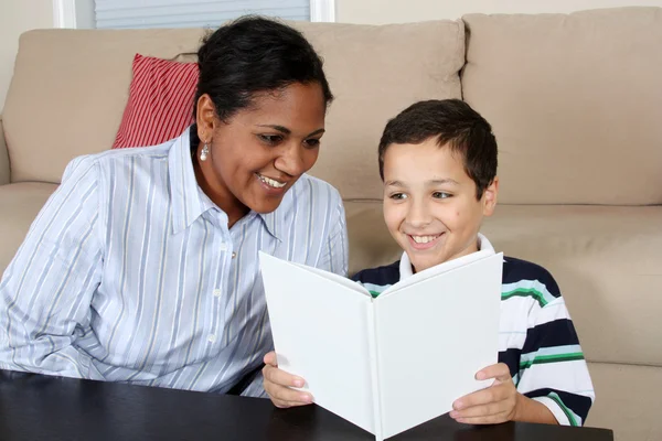 Kvinnan och pojken läsa bok — Stockfoto