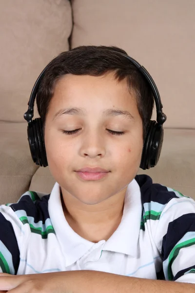Niño con auriculares —  Fotos de Stock