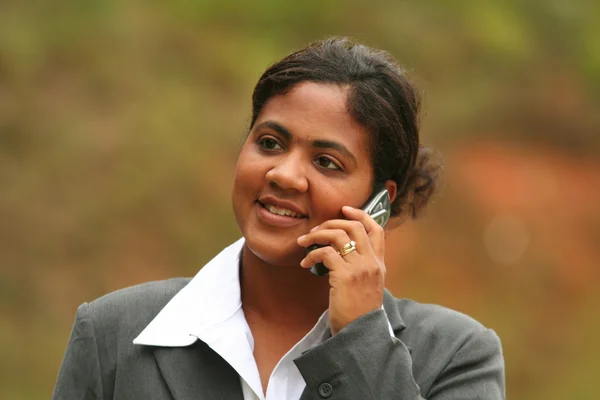 Бізнес-леді на телефон — стокове фото