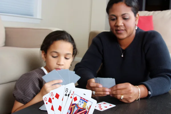 Семейная игра в карты — стоковое фото