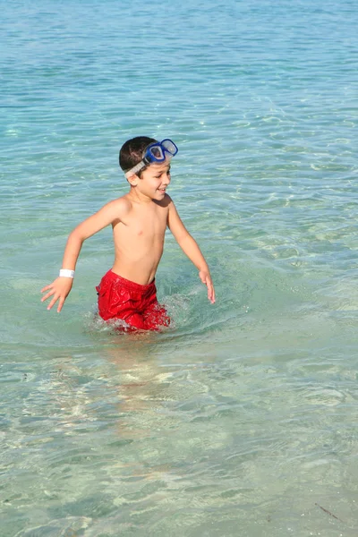 男孩在海滩上玩耍 — 图库照片