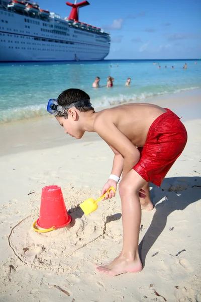 Pojke leker i sand — Stockfoto