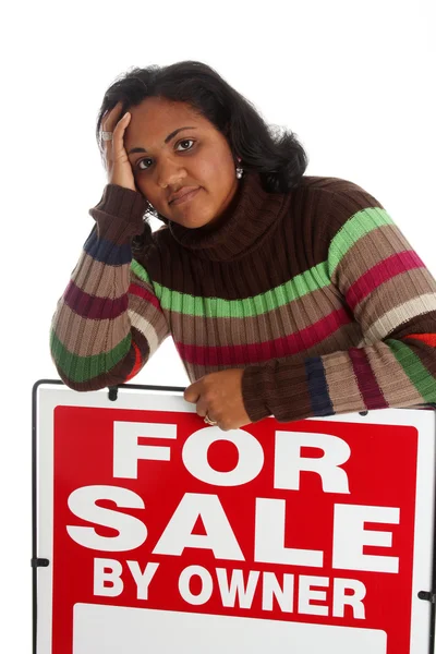 Жінка продажу будинку — стокове фото