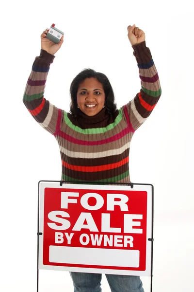 Femme qui vend sa maison — Photo